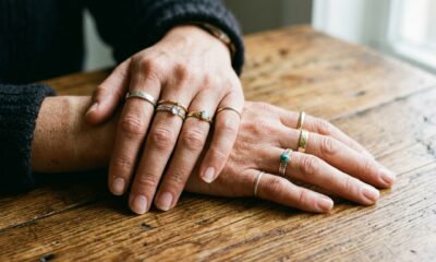A psicologia afirma que as pessoas que usam muitos anéis não estão necessariamente tentando se destacar, mas podem estar expressando identidade e significado pessoal