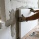 Aplicação de placa de isopor na parede: para que serve e por que é ideal para quem tem mofo em casa