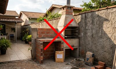 Morador gasta R$ 8 mil para construir uma churrasqueira encostada no muro do vizinho sem deixar um espaço e recebe notificação para demolir a obra inteira com base no Código Civil