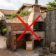 Morador gasta R$ 8 mil para construir uma churrasqueira encostada no muro do vizinho sem deixar um espaço e recebe notificação para demolir a obra inteira com base no Código Civil