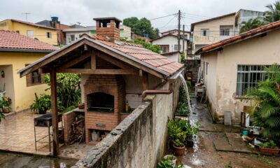 Vizinho estende a churrasqueira e a puxada do telhado por cima do muro para aproveitar melhor o quintal, mas a construção que avança sobre o "espaço aéreo" do terreno ao lado vira caso de direito de vizinhança na Justiça