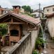 Vizinho estende a churrasqueira e a puxada do telhado por cima do muro para aproveitar melhor o quintal, mas a construção que avança sobre o "espaço aéreo" do terreno ao lado vira caso de direito de vizinhança na Justiça