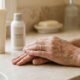 Como reduzir manchas escuras nas mãos após os 50 com 3 cuidados simples que ajudam a proteger, renovar e uniformizar a pele