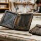 Arqueólogos encontram em uma latrina medieval um caderno de 700 anos ainda intacto e com inscrições em latim legíveis