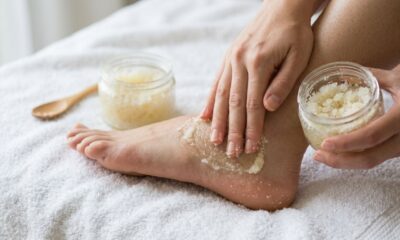 Esfoliar os pés com açúcar e óleo de coco ajuda a remover a pele grossa dos calcanhares e renovar a aparência da pele