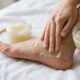 Esfoliar os pés com açúcar e óleo de coco ajuda a remover a pele grossa dos calcanhares e renovar a aparência da pele