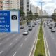 Nova placa de trânsito começa a aparecer nas ruas e muita gente ainda não entende o que ela significa