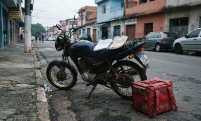 Motoboy compra moto usada por R$ 18 mil, financia em 48 vezes com parcela de R$ 620, e no segundo mês o câmbio trava no farol, o conserto de R$ 4.200 supera dois meses de trabalho e ele precisa escolher entre pagar a oficina ou a parcela