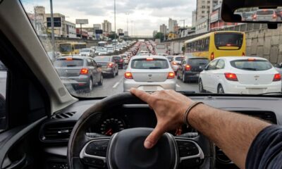 A psicologia indica que quem buzina demais no trânsito pode não estar só com raiva, mas preso a uma urgência silenciosa que controla suas reações