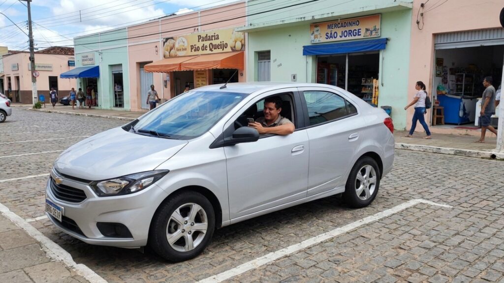 Motorista usa celular parado no semáforo achando que não há problema, mas regra de trânsito acaba iniciando surpresa com multa
