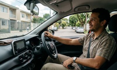 A psicologia sugere que quem dirige com apenas uma mão no volante pode ter traços de personalidade bem específicos