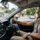 A psicologia sugere que quem dirige com apenas uma mão no volante pode ter traços de personalidade bem específicos