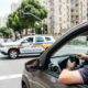 Motorista usa celular parado no semáforo achando que não há problema, mas regra de trânsito acaba iniciando surpresa com multa