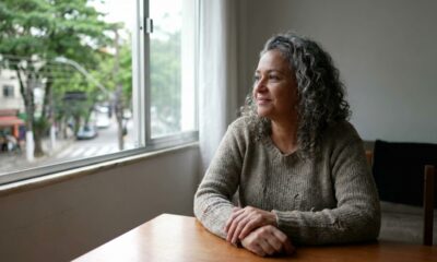 Tenho 50 anos e nunca me casei: a psicologia explica por que a dor maior nunca foi ficar só, mas ser vista como “incompleta”