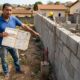 Vizinho constrói o muro alguns metros além da divisa por engano e gasta R$ 40 mil usando a área por anos, mas quando o terreno ao lado é vendido o novo proprietário exige a demolição e a "invasão acidental" vira caso de Justiça