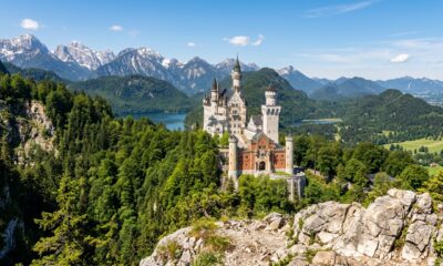 Construído ao longo de quase 200 anos, o Castelo de Neuschwanstein encanta pela arquitetura e virou um dos cartões-postais mais famosos da Alemanha