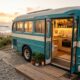 Mulher transforma ônibus abandonado em casa completa com cozinha, banheiro e quarto e realiza o sonho de morar perto da praia gastando pouco