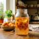Mistura de cascas de laranja com água morna: para que serve a infusão rica em d-limoneno para regar e proteger as raízes do seu pomar caseiro