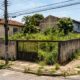 Aposentado deixa terreno tomado pelo mato por dois anos achando que não teria problema e recebe notificação da prefeitura com multa de mais de R$ 12 mil