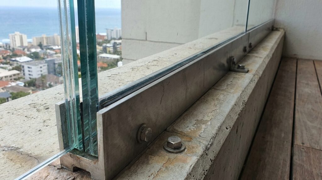 Como escolher a espessura ideal do vidro para sacadas e guarda-corpos