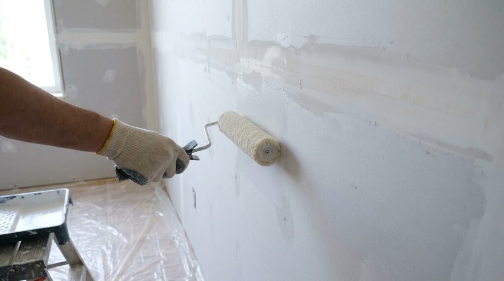 O que aplicar primeiro no drywall, fundo preparador ou tinta látex? Essa é a ordem correta