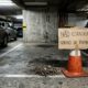 Mulher estranha vaga de estacionamento bloqueada com placas até descobrir o motivo