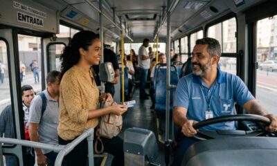 A psicologia aponta que cumprimentar o motorista do ônibus não é apenas educação, mas pode revelar habilidades sociais importantes