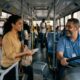 A psicologia aponta que cumprimentar o motorista do ônibus não é apenas educação, mas pode revelar habilidades sociais importantes