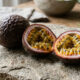 Essa fruta exótica tem sabor de mousse de maracujá com chocolate: de casca firme, ela é muito fácil de cultivar em vasos e quintais quentes