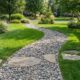 Fazer um simples caminho de pedras pode melhorar mil vezes a aparência do seu jardim