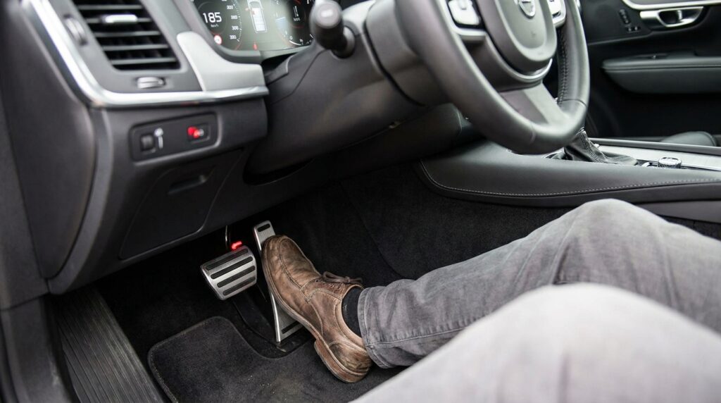 O truque no acelerador que permite ultrapassar temporariamente o limitador de velocidade do carro