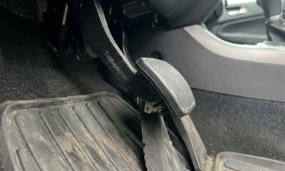 Pedal do acelerador de um carro moderno sendo pressionado
