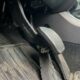 Pedal do acelerador de um carro moderno sendo pressionado