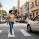 A psicologia aponta que pessoas que agradecem aos motoristas ao atravessar a rua não fazem isso apenas por educação, mas podem demonstrar empatia e atenção ao outro