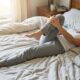 Coluna travada ao acordar: 3 alongamentos suaves para fazer antes de sair da cama