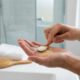 Uma colher de açúcar no shampoo: para que serve o truque que pode ajudar a limpar e esfoliar o couro cabeludo