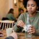 A psicologia explica que quem descasca rótulos de garrafas durante conversas pode não estar apenas entediado, mas tentando ocupar as mãos para controlar o nervosismo