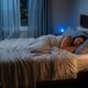 A psicologia explica que quem precisa dormir com o ventilador ligado pode não buscar apenas ar fresco, mas um som constante que encobre pequenos ruídos e ajuda a relaxar