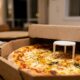 Para que serve o pequeno suporte de plástico que vem dentro da caixa da pizza