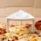 Por que toda caixa de pizza tem uma pequena peça de plástico no centro e qual é sua verdadeira função