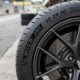 Um erro cometido por milhares de motoristas: o que significa o símbolo ZR nos pneus?