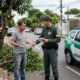Morador corta galhos de árvore na própria calçada para liberar fios de luz e acaba denunciado à polícia sob acusação de crime ambiental