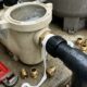 Piscineiro ensina instalar um filtro de piscina sem esvaziar a água