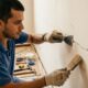 Como fechar trincas na parede e preparar a superfície para receber uma nova pintura