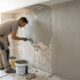 Por que tantas pessoas estão trocando azulejos por revestimentos contínuos nas reformas