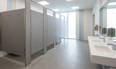 O verdadeiro motivo para as portas dos banheiros públicos terem um vão tão grande na parte de baixo