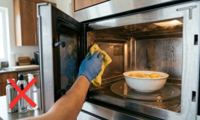 Sem desodorizadores caros, nem produtos químicos: a melhor forma de remover o cheiro de queimado do micro-ondas usando apenas vapor de limão