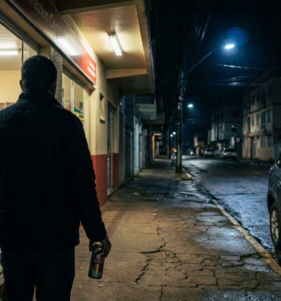 Homem desce para tomar uma cerveja na conveniência perto de casa às 3h da manhã, é abordado pela fiscalização e descobre que uma lei proíbe bebida na rua nesse horário e ainda rende multa de R$ 107,19 para ele e R$ 1.071,92 para o comércio