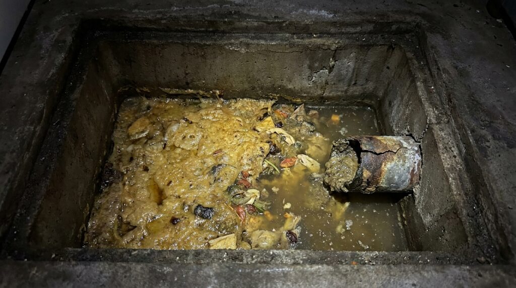 O cuidado com a caixa de gordura que evita entupimentos e mau cheiro na cozinha