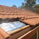 Por que instalar manta térmica sob o telhado pode deixar a casa mais fresca